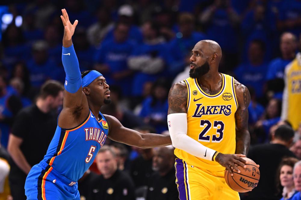 火箭大战马刺一触即发季后赛席位争夺白热化NBA常规赛迎来关键卡位战